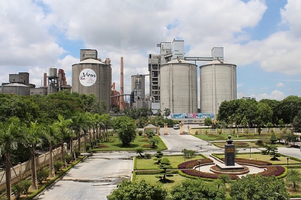 Theo báo cáo kết quả sản xuất kinh doanh tháng 8 và 8 tháng đầu năm 2026, VICEM đạt lợi nhuận trước thuế 690,4 tỷ đồng, tương đương 72,2% kế hoạch năm 956,9 tỷ đồng. Cùng kỳ năm 2025, chỉ tiêu này đạt 145,6 tỷ đồng. Như vậy, lợi nhuận trước thuế tăng 544,8 tỷ đồng, tương đương gần 4,7 lần so với cùng kỳ. VICEM ghi nhận lợi nhuận trước thuế tăng 544,8 tỷ đồng, tương đương gần 4,7 lần so với cùng kỳ năm 2025 Cùng với kết quả lợi nhuận, hoạt động sản xuất của VICEM ghi nhận mức tăng trưởng hai chữ số. Sản lượng clinker trong 8 tháng đạt 12,619 triệu tấn, bằng 63,7% kế hoạch năm và tăng 15,4% so với cùng kỳ năm trước. Sản lượng xi măng sản xuất trực tiếp đạt 16,599 triệu tấn, tương đương 66,7% kế hoạch năm, tăng 13,9%. Ở khâu tiêu thụ, tổng sản phẩm của VICEM đạt 18,205 triệu tấn, hoàn thành 65,8% kế hoạch năm và tăng 12,8% so với cùng kỳ năm 2025. Riêng tiêu thụ xi măng tại thị trường trong nước đạt 15,688 triệu tấn, bằng 68,6% kế hoạch năm, tăng 16,5%. Mức tăng của tiêu thụ nội địa cao hơn mức tăng chung của tổng sản phẩm tiêu thụ, cho thấy thị trường trong nước đóng góp đáng kể vào kết quả tiêu thụ lũy kế của Tổng công ty. Đáng chú ý, lợi nhuận trước thuế đã hoàn thành 72,2% kế hoạch năm, cao hơn tỷ lệ hoàn thành của các chỉ tiêu sản xuất và tiêu thụ, hiện dao động từ 63,7% đến 68,6%. Diễn biến này cho thấy tiến độ thực hiện kế hoạch lợi nhuận đang khả quan hơn so với tiến độ sản lượng. Tuy nhiên, để đánh giá đầy đủ hiệu quả kinh doanh, vẫn cần xem xét thêm các yếu tố như giá bán, cơ cấu sản phẩm, chi phí nguyên nhiên vật liệu và chi phí vận hành. Sản lượng tháng 8 vượt mục tiêu ở nhiều chỉ tiêu Riêng trong tháng 8, sản lượng clinker đạt 1,614 triệu tấn, bằng 99,9% mục tiêu tháng và tăng 8,2% so với cùng kỳ năm 2025. Xi măng sản xuất trực tiếp đạt 2,183 triệu tấn, vượt 4,1% mục tiêu tháng và tăng 18%. Tổng sản phẩm tiêu thụ đạt 2,410 triệu tấn, bằng 102,7% mục tiêu tháng và tăng 15,8%. Trong đó, xi măng tiêu thụ trong nước đạt 2,056 triệu tấn, vượt 5,8% mục tiêu tháng và tăng 27,2% so với cùng kỳ. Các chỉ tiêu trên cho thấy hoạt động sản xuất và tiêu thụ trong tháng 8 duy trì đà tăng so với cùng kỳ, đặc biệt ở khâu tiêu thụ nội địa. Tuy nhiên, diễn biến thị trường vẫn chịu ảnh hưởng bởi thời tiết bất lợi. Mưa bão kéo dài tại khu vực Bắc Bộ và Bắc Trung Bộ tác động đến tiến độ thi công một số công trình hạ tầng, đồng thời gây gián đoạn vận chuyển xi măng tại một số khu vực miền núi và Tây Bắc. Nhu cầu tiêu thụ vì vậy giảm trong khoảng 10 ngày cuối tháng, ảnh hưởng đến kết quả thực hiện mục tiêu sản lượng. Xuất khẩu duy trì ổn định Trên thị trường xuất khẩu, hoạt động tiêu thụ xi măng và clinker trong tháng 8 được báo cáo duy trì ổn định và tăng so với tháng 7. Xuất khẩu xi măng tăng chủ yếu tại các thị trường châu Phi và châu Mỹ, trong khi clinker tiếp tục được tiêu thụ tại Bangladesh, châu Phi, Đài Loan và Malaysia. Diễn biến này góp phần đa dạng hóa thị trường tiêu thụ của VICEM trong bối cảnh nhu cầu trong nước có thể biến động theo tiến độ thi công các công trình và điều kiện thời tiết. Tuy nhiên, báo cáo chưa cung cấp sản lượng xuất khẩu cụ thể nên chưa đủ cơ sở xác định tỷ trọng cũng như mức đóng góp của kênh xuất khẩu vào tổng sản lượng tiêu thụ. Với mức tăng 16,5% trong 8 tháng, tiêu thụ xi măng nội địa đang tăng nhanh hơn tốc độ tăng 12,8% của tổng sản phẩm tiêu thụ. Đây là tín hiệu tích cực đối với hoạt động kinh doanh của VICEM, đồng thời cho thấy việc duy trì nhu cầu trong nước có ý nghĩa quan trọng đối với mục tiêu hoàn thành kế hoạch năm. Build.Data