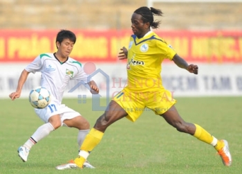 “Bắn hạ” SL Nghệ An, V. Hải Phòng tạm thoát hiểm