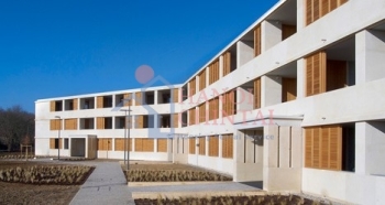 Nhà ở xã hội từ đá vôi và gỗ thông