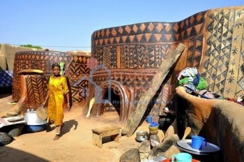 Độc đáo kiến trúc nhà xây bằng phân bò