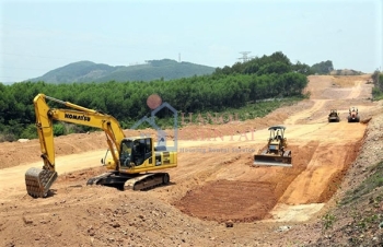 Đồng Tháp: Cát san lấp ngày càng khan hiếm