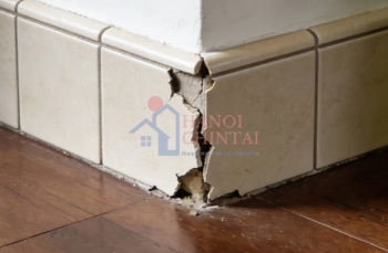 Nguyên nhân và cách xử lý gạch ốp chân tường bị bong sau mùa nồm
