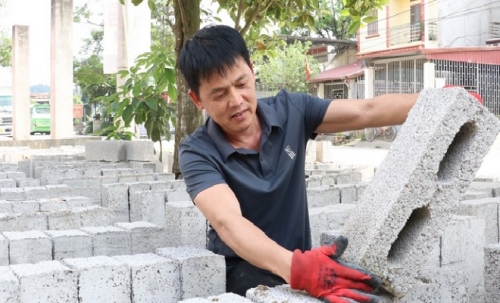 Vươn lên làm giàu từ mô hình sản xuất gạch không nung